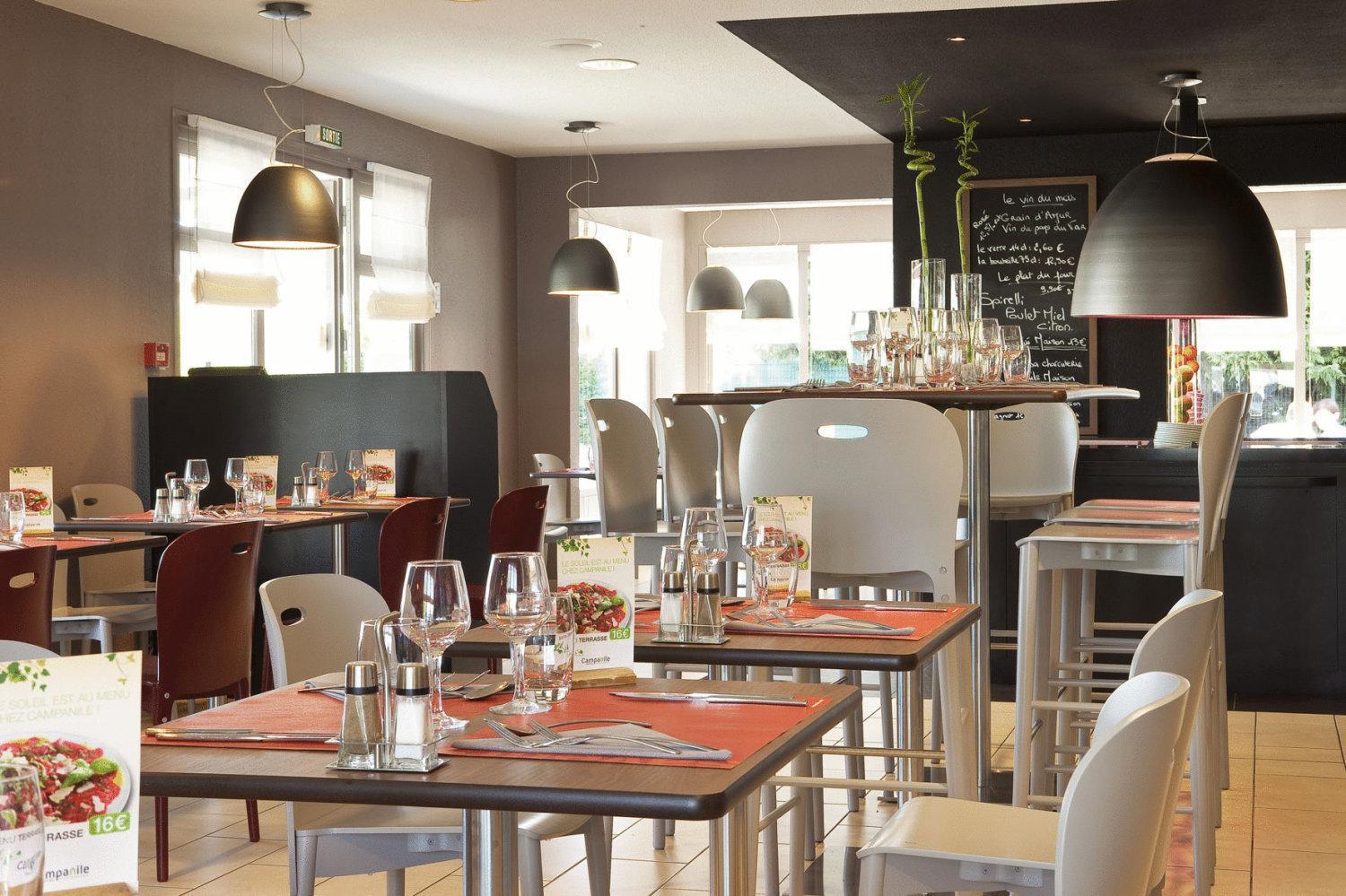 Campanile Moulins Avermes Restaurant bilde